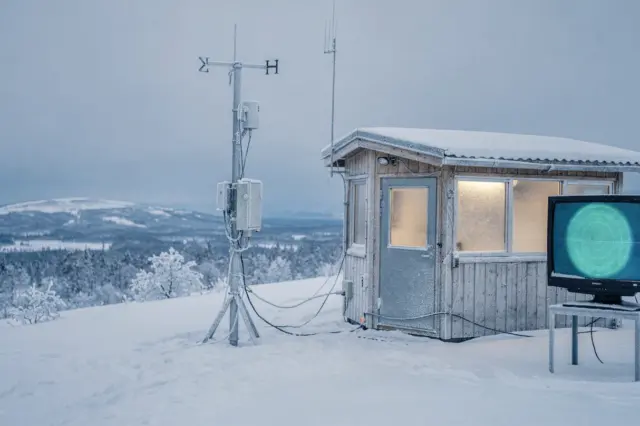Kuvituskuva Rovaniemen sääennusteeseen: luminen asema, lämpömittari ja tutkakuvio.