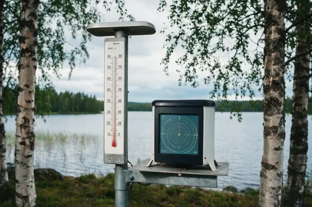 Kuvituskuva säätutkaan: mittari, järvimaisema ja abstrakti tutkakuva.