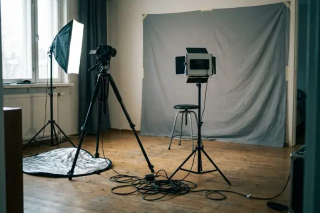 Kuvituskuva budjettistudiovaloista: pehmeä valolaatikko ja jalusta pienessä kuvaustilassa.